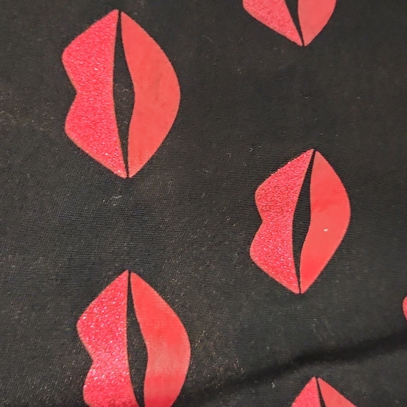 Lane Bryant Lip 💋 Pattern VNeck Tee, 14/16, Valentine's Day Shirt, Black - Picture 7 of 10